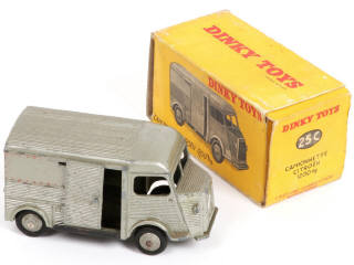 Lot 361 - DINKY TOYS (FRANCE) (3)