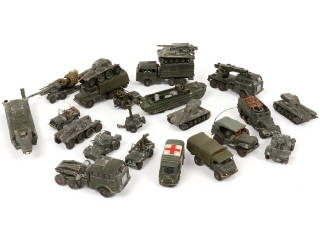 Lot 308 - DINKY TOYS (FRANCE) (22)