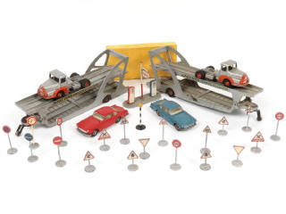 Lot 307 - DINKY TOYS (FRANCE) (24)