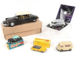 Lot 50 - DIVERS (5)