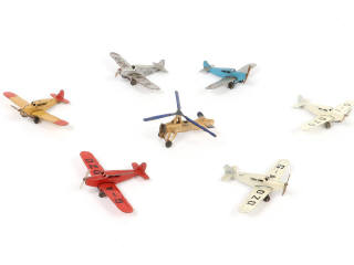 Lot 330 - DINKY TOYS (7)