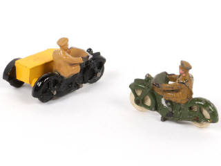 Lot 258 - DINKY TOYS (GB) (2)