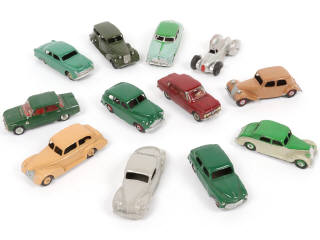 Lot 221 - DINKY TOYS (12)