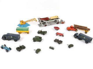Lot 261 - DINKY TOYS (18)