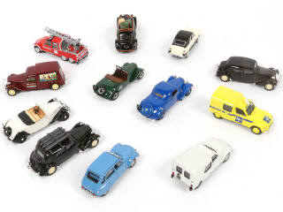 Lot 61 - DIVERS (12)