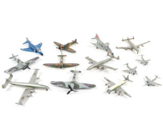 Lot 285 - DINKY TOYS (13)