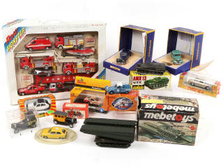 Lot 146 - DIVERS (12)