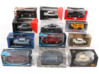 Lot 102 - DIVERS (12)