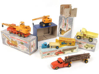 Lot 312 - DINKY TOYS (5)