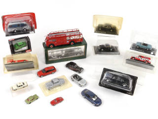 Lot 106 - DIVERS (17)