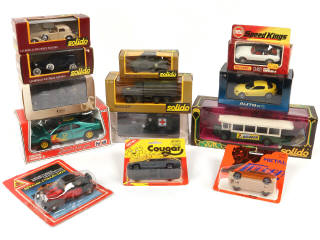 Lot 104 - DIVERS (13)