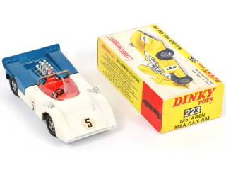 Lot 254 - DINKY TOYS (GB) (3)