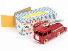 Lot 181 - DINKY TOYS (FRANCE) (1)