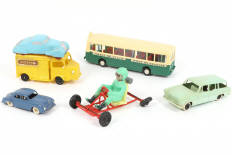 Lot 259 - DIVERS (6)