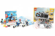 Lot 144 - DIVERS (2)