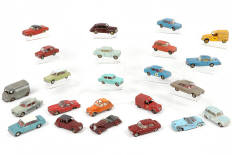 Lot 125 - DINKY TOYS (23)