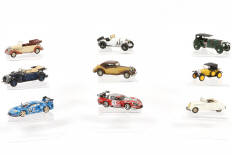 Lot 335 - DIVERS (9)