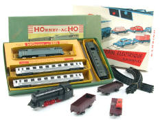 HORNBY 'HO' & DIVERS (2)