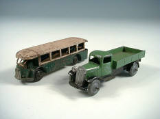 DINKY TOYS DIVERS (2)