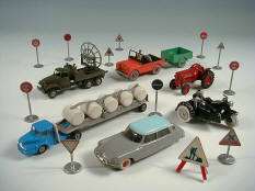 DINKY TOYS & DIVERS (8)
