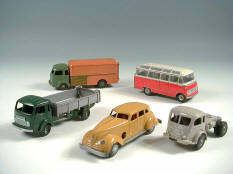 DINKY TOYS & DIVERS (5)
