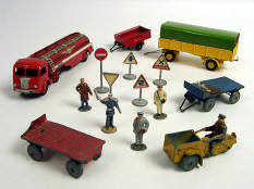 DINKY TOYS & DIVERS (8)