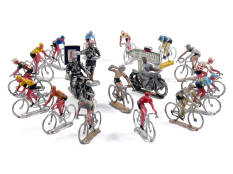 FIGURINES DIVERSES (20)