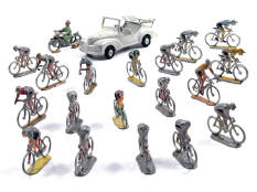FIGURINES DIVERSES (20)